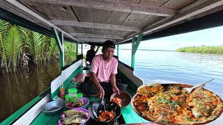 Download lagu Cook a new menu of fried fish and shrimp with coconut milk chili sauce from fishing in the river. mp3