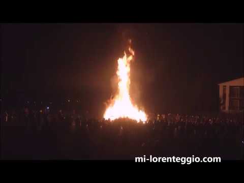 MILANO. A MUGGIANO IN CENTINAIA PER IL FALO' DI SANT'ANTONIO ABATE