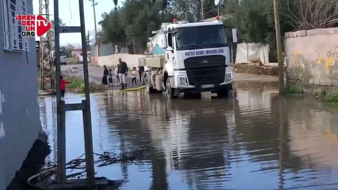 Meydan’da su birikintisi çocuklara oyun, vatandaşa çile…