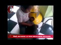 Niño de 4 años se gana la vida boleando zapatos (En ...