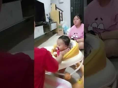 偷拍小表妹哭的视频他会说话会听人话的时候就拿这个视频给他看哈哈哈