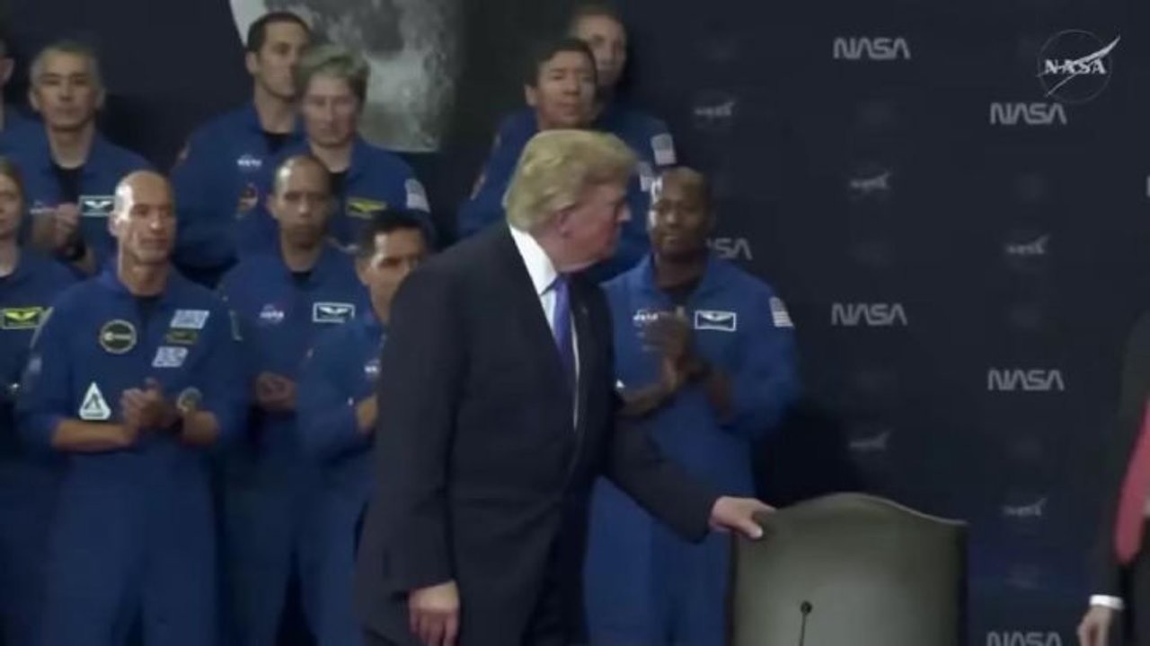 Trump firma ordine esecutivo a Houston per creare US Space Academy