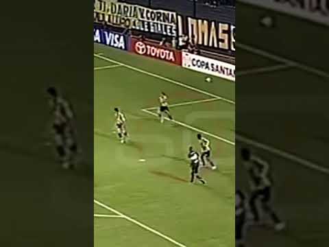 30/4/09:  Martín Palermo hizo una pirueta y hizo su  gol 200 vs Deportivo Táchira en Libertadores