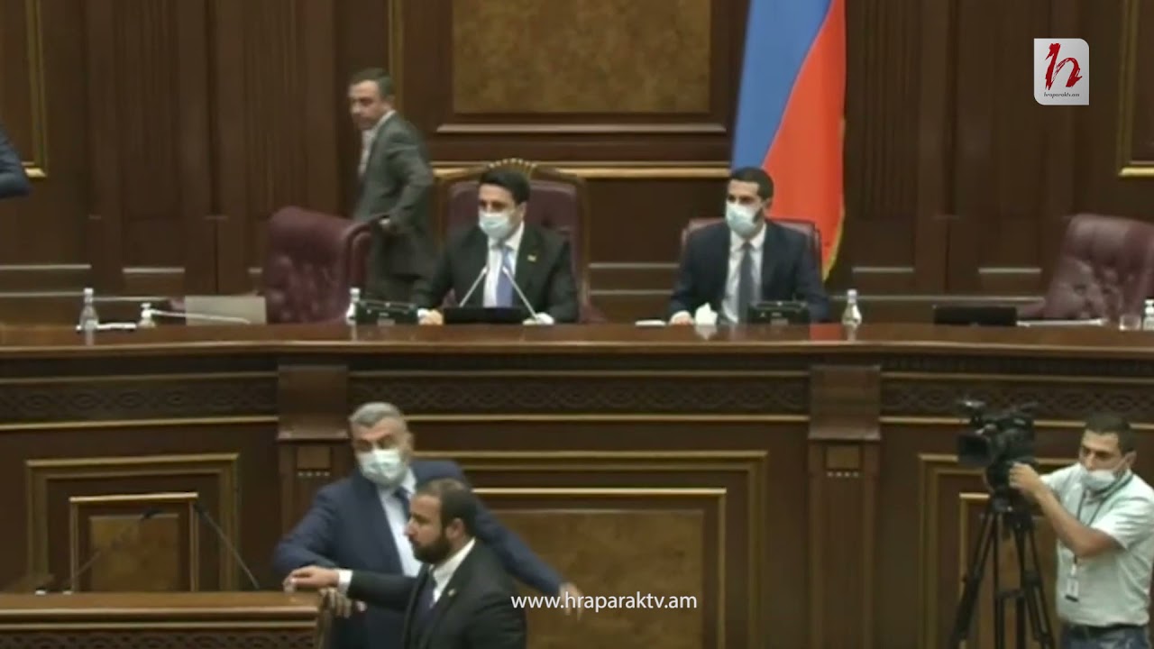 Խելոք պահի, քեզ արա. ԱԺ–ում կրքերը թեժացան, պատգամավորները միմյանց խփեցին շշերով