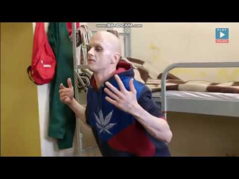 Elegancki piękniś w więzieniu