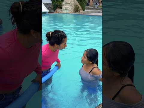 Daniela se hizo popó en la piscina