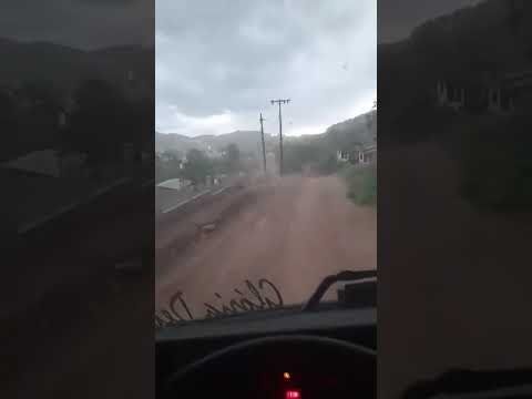 Veja isso! Entre Rios SC | Vendaval destroi casas