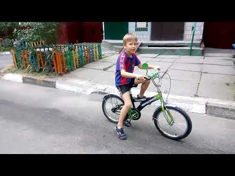 Дети катаются на велосипедах