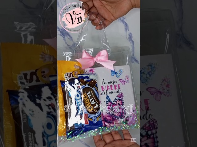 Vídeo relacionado con Gifters | Pack Bolsa Personalizada con Nombre + Botella Acero Inoxidable 750 ml + Taza Cerámica 325 ml | Diseño Personajes Estilo K-Pop | Regalo Original para Niña, Cumpleaños, Navidad y Comunión
