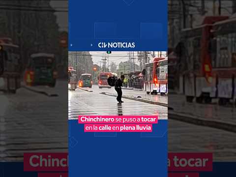 Chinchinero convirtió la calle en su escenario bajo la lluvia - #CHVNoticias