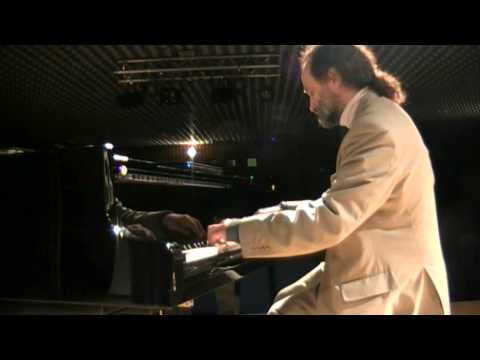 Melodía de arrabal (Carlos Gardel). Juan María Solare (piano)