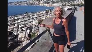 Coppa America, una turista protesta per le pedane sul lungomare di Napoli