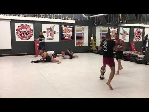 MAESTRO FABRICIO NASCIMENTO DANDO LEZIONE DI MMA