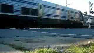 preview picture of video '2 x LIRR Double Decker DE30AC @ New Hyde Park'