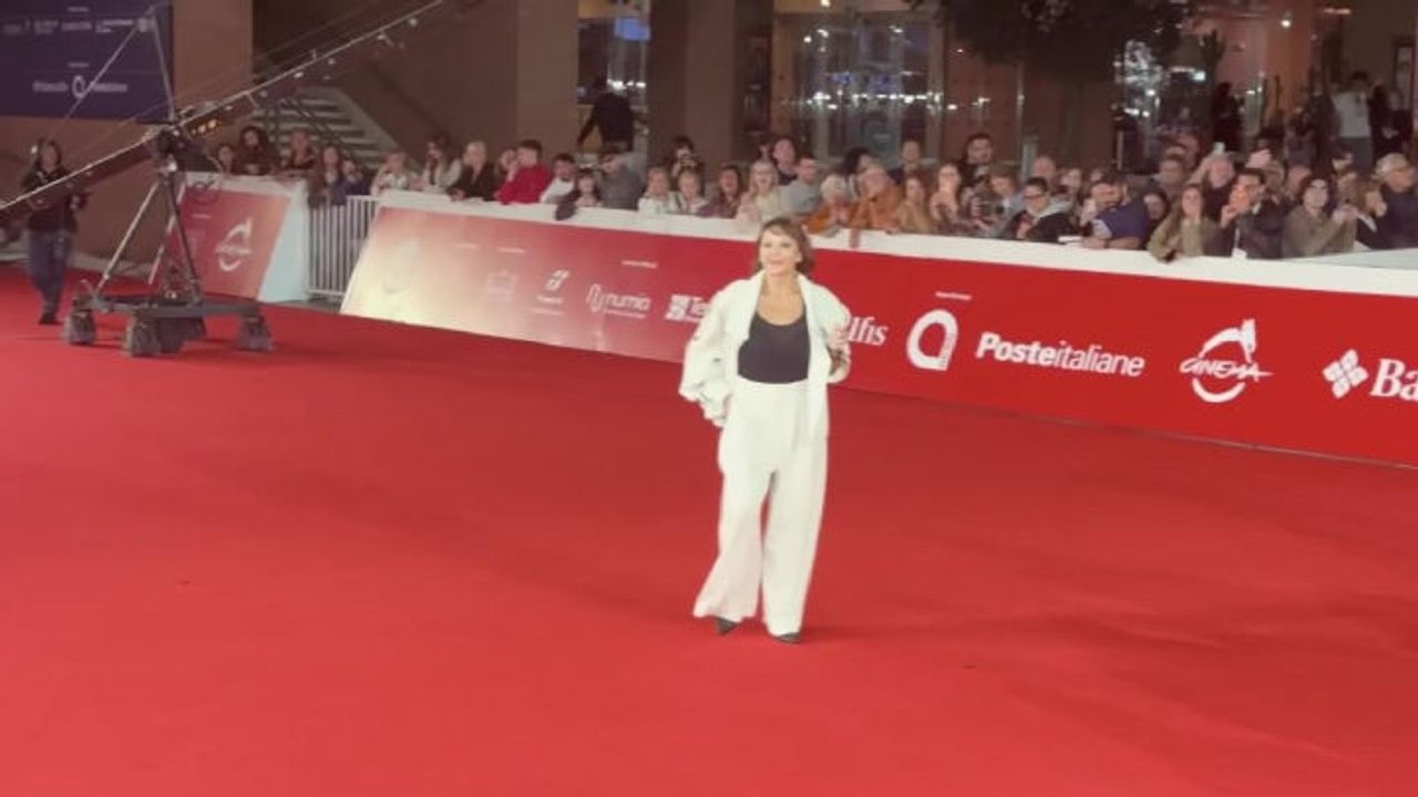 Paola Minaccioni posa sul tappeto rosso per i fotografi alla Festa del Cinema di Roma