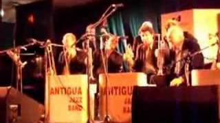Miss Lilly Higgins por la Antigua Jazz Band (les luthiers)