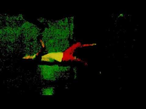 2 girls who pretend to fight