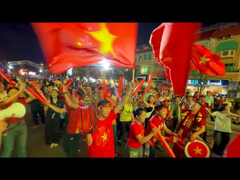 Ho Chi Minh City celebrates U22 Vietnam's victory at the SEA Games 33 | A sea of ​​people celebra...