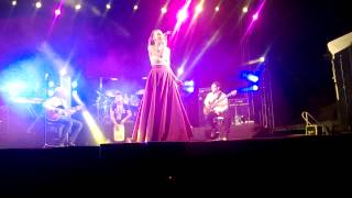 Video Te Quedas (En Vivo) de Paulina Goto