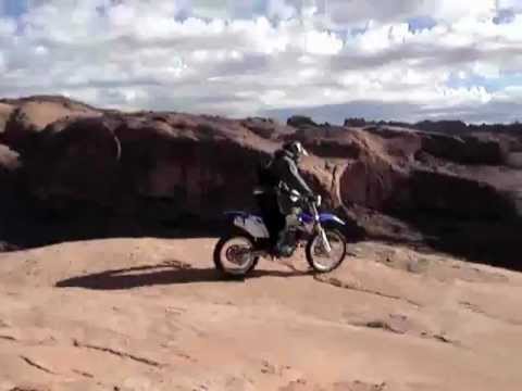 Andando de moto a beira do precipício