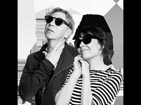 19 - Devant le juke box - Marc Labrèche et Anne Dorval