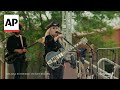 Melissa Etheridge performs at women's prison