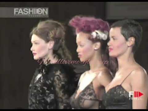 Tyra Banks On The Runway - Gai Mattiolo Fall/Winter 1997/98 Haute Couture In Rome