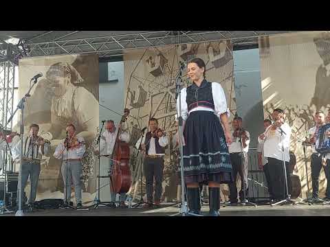 365.Radvanský jarmok,2023 B. Bystrica, ĽH Muzička + speváčka z FS Kýčera.