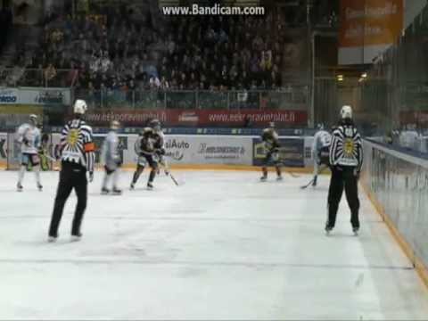 Pelicansin Juha-Pekka Pietilä lentää suihkuun SaiPa-Pelicans 5.3.2013