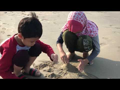 AHMED RIZIEQ EBROHIM AND RUQAYYAH AULIA PLAY ON THE BEACH