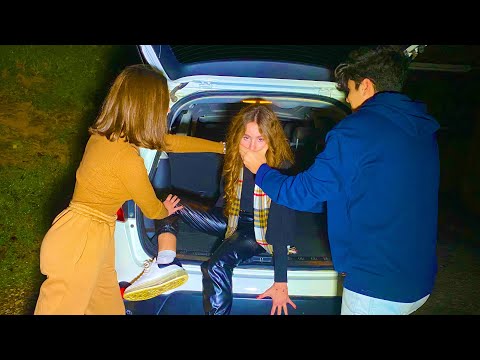 I MIEI AMICI MI HANNO RAPITO 😱 - AMICI vs NEMICI - by Charlotte M.