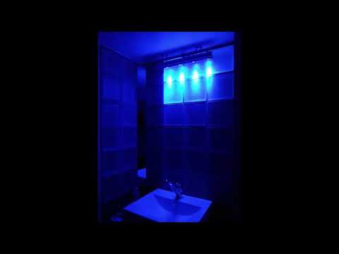 Jhay Cortez x Skrillex - En Mi Cuarto, pero estas en el baño en una fiesta.