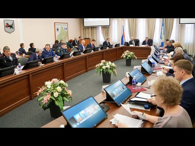 Свободное посещение в школах и запрет на массовые мероприятия