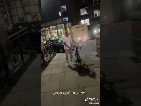 A Guardiola lo persiguen con la bicicleta y tiene una reacción INCREÍBLE