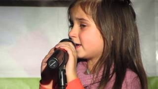 preview picture of video 'Benedetta canta l'Abete di Natale'