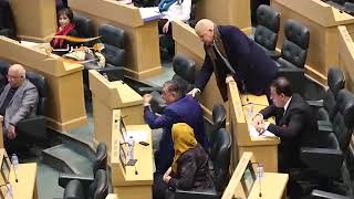 تراشق بزجاجات المياه بين الحباشنة والشوابكة تحت القبة