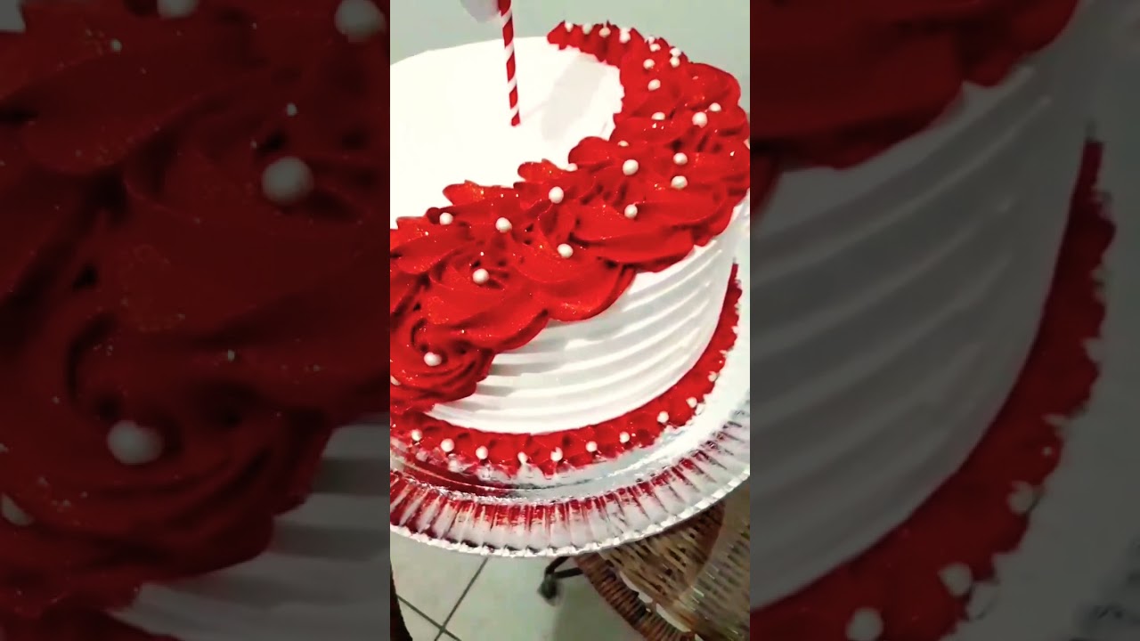 Bolo decorado em lindas Rosetas vermelhas 😍♥️