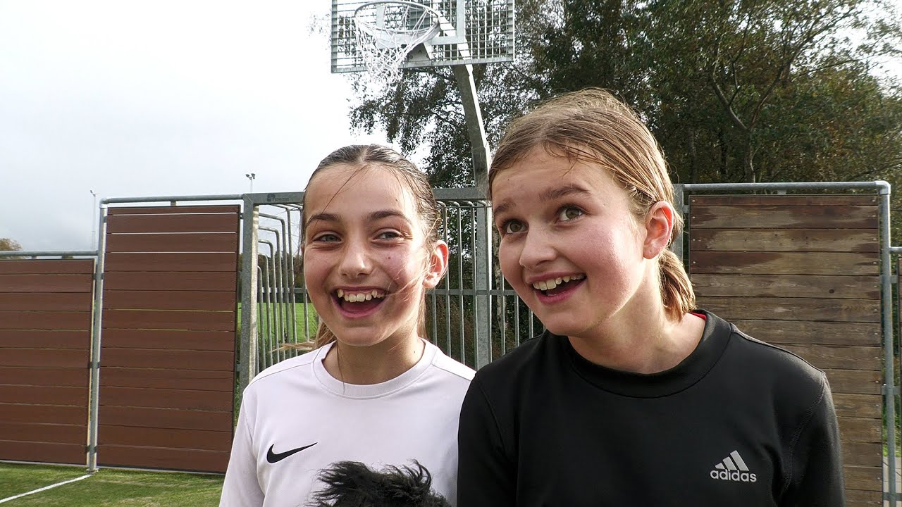 Fed fredag: Vestjyske piger har en fest til fælles fodboldtræning