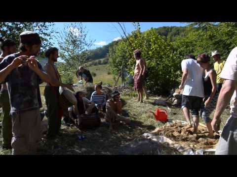 Clacă și dansul lutului in Tecsesti, Alba, Romania. Tabăra de (re)creație "7 zile în poiană"