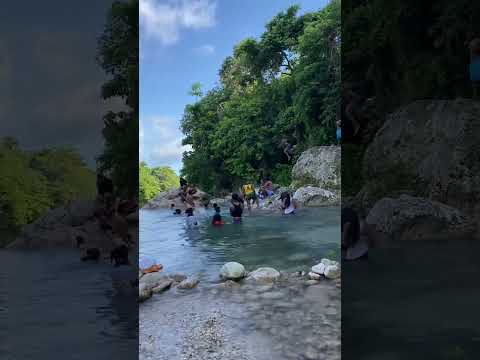 Saltando en la piedra del charco de los indios. Paraíso Barahona 🇩🇴 🎥@Fadelatourandtravel info