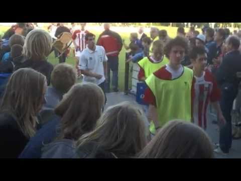 Geintje: Ruby Wax bij eerste oefenwedstrijd NEC - Beuningse Boys