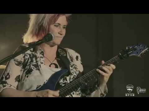 Jennifer Batten teaching the riff of her song Unplug This and talks about her Washburn guitar