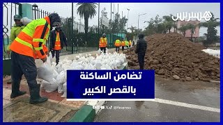 متطوعون يملؤون حواجز رملية لحماية منازل ومحلات الساكنة من فيضانات القصر الكبير thumbnail