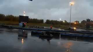 preview picture of video 'Au speedkart de Hyères sous la pluie ! [nuit]'