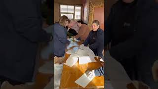 volontari-all-opera-per-la-distribuzione-del-pane-di-sant-ottone