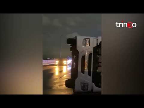 Caminhão tomba na Nova Ponte do Guaíba durante temporal e complica trânsito na BR-290