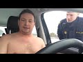 Pappa Sjunger Naken I Bilen Polis Knackar På