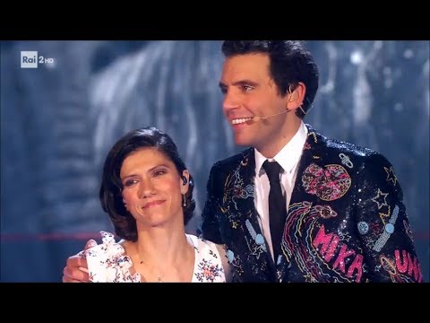 Mika e Elisa cantano “Piazza Grande” - Stasera CasaMika 31/10/2017