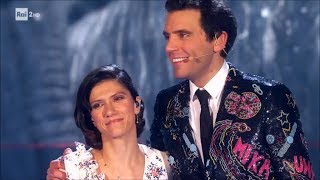 Mika e Elisa cantano “Piazza Grande” - Stasera CasaMika 31/10/2017