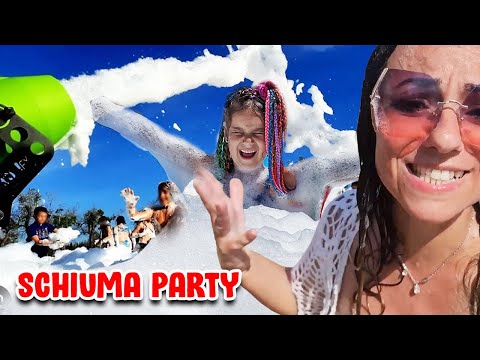 MARTINA MISSY E MAMMA TY ORGANIZZANO UNO SCHIUMA PARTY AL MARE E LA SPIAGGIA È PIENA DI PERSONE!